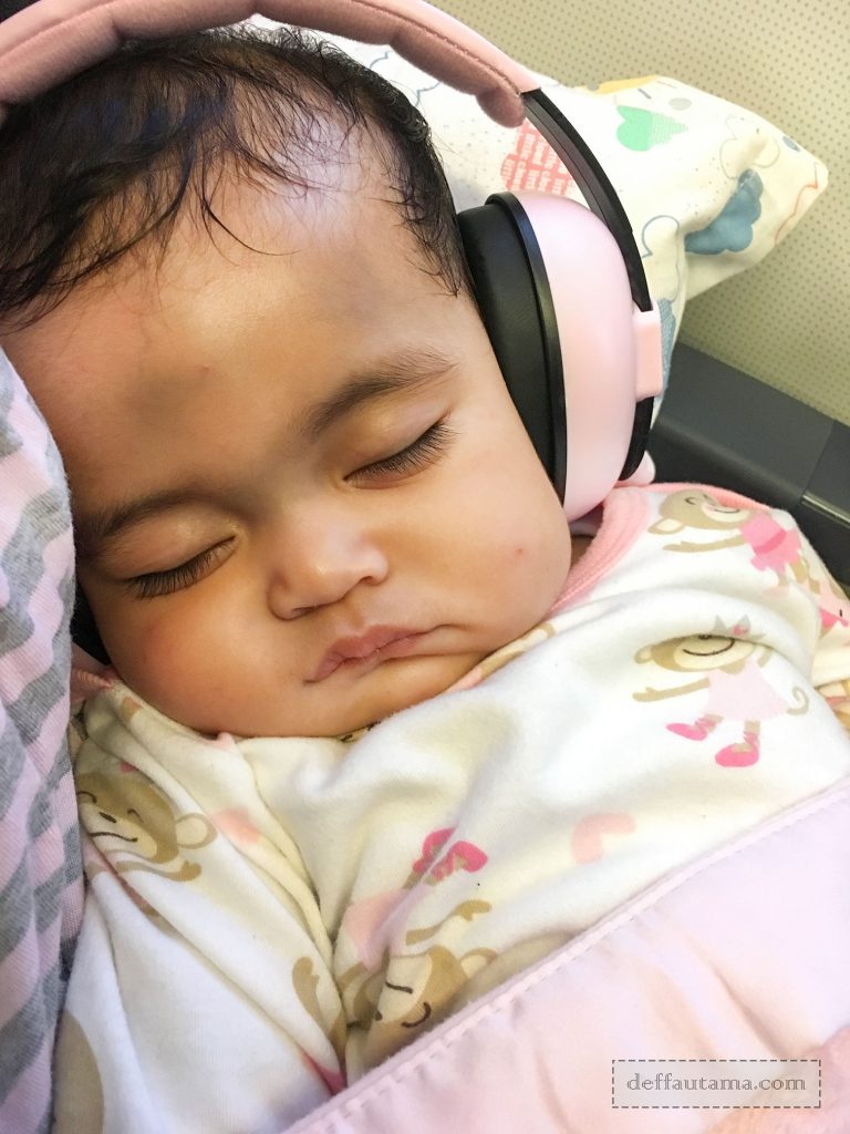 Yuna Tidur di Pesawat